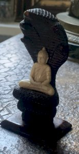 ancienne miniature statuette Bouddha protégé par le Nâga Mucilinda