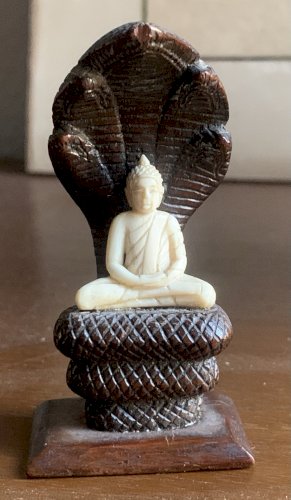 ancienne miniature statuette Bouddha protégé par le Nâga Mucilinda