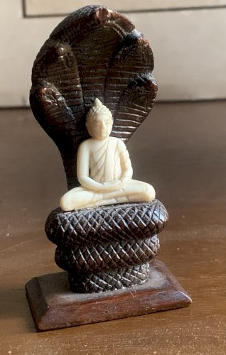 ancienne miniature statuette Bouddha protégé par le Nâga Mucilinda