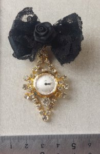 Ancienne montre broche, mécanique, décor noeud et strass, M ^