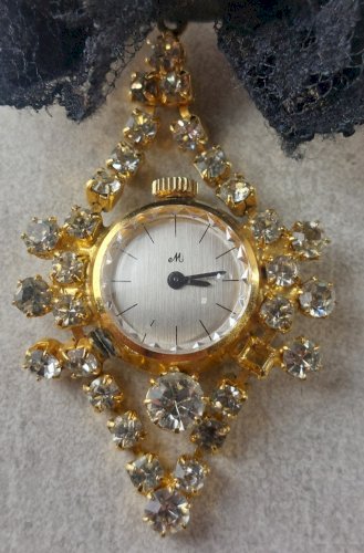 Ancienne montre broche, mécanique, décor noeud et strass, M ^