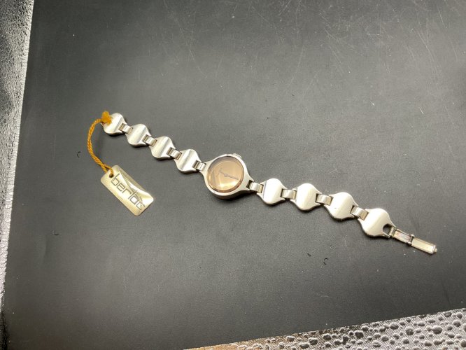 ANCIENNE MONTRE FEMME BERLOC NEUF .argent