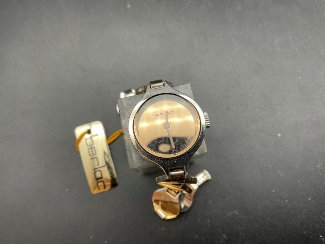 ANCIENNE MONTRE FEMME BERLOC NEUF .argent