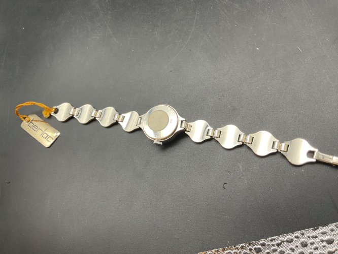 ANCIENNE MONTRE FEMME BERLOC NEUF .argent