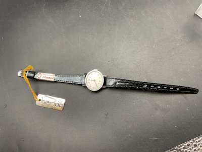 ANCIENNE MONTRE FEMME BERLOC NEUF .