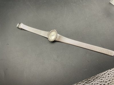 ANCIENNE MONTRE FEMME BERLOC NEUF .