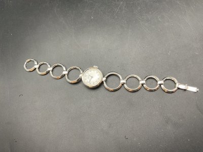 ANCIENNE MONTRE FEMME BERLOC NEUF .