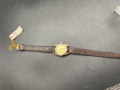 ANCIENNE MONTRE FEMME BERLOC NEUF .