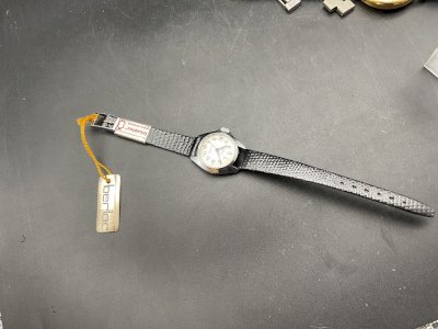 ANCIENNE MONTRE FEMME BERLOC NEUF .