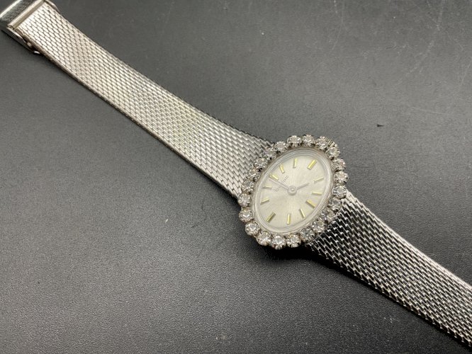 ANCIENNE MONTRE FEMME BERLOC NEUF .