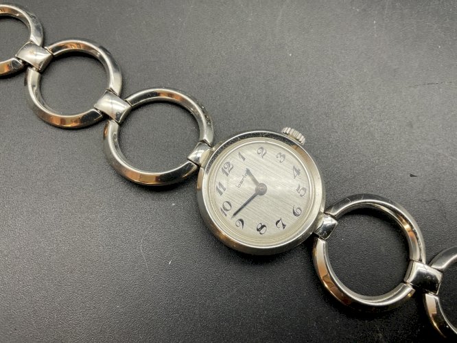 ANCIENNE MONTRE FEMME BERLOC NEUF .