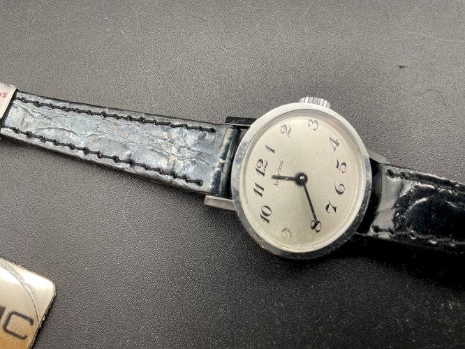 ANCIENNE MONTRE FEMME BERLOC NEUF .