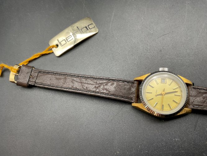 ANCIENNE MONTRE FEMME BERLOC NEUF .