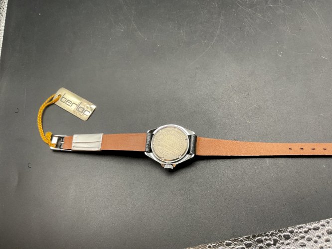 ANCIENNE MONTRE FEMME BERLOC NEUF .