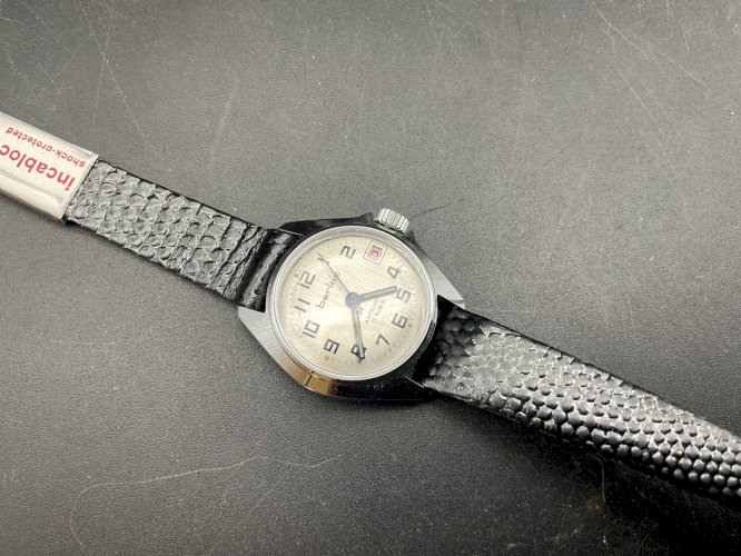 ANCIENNE MONTRE FEMME BERLOC NEUF .