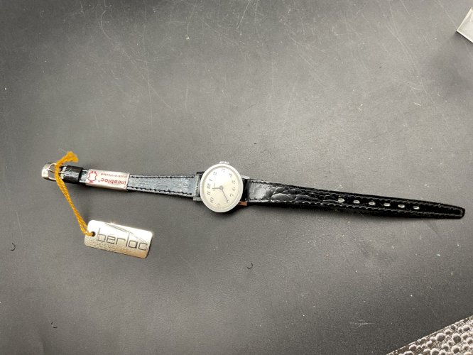 ANCIENNE MONTRE FEMME BERLOC NEUF .