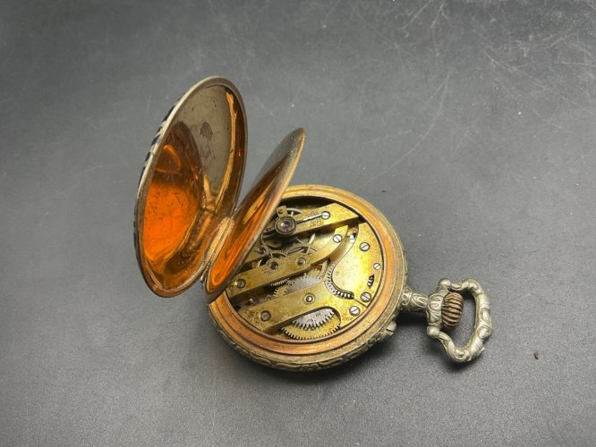 Ancienne Montre Gousset régulateur chronomètre décor niellée.