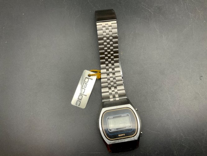 ANCIENNE MONTRE HOMME BERLOC NEUF .