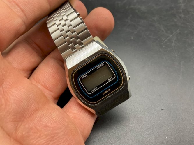 ANCIENNE MONTRE HOMME BERLOC NEUF .