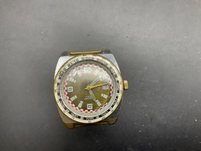 ANCIENNE MONTRE MÉCANIQUE AJAX plongée.