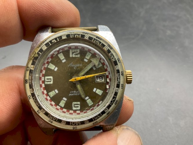 ANCIENNE MONTRE MÉCANIQUE AJAX plongée.