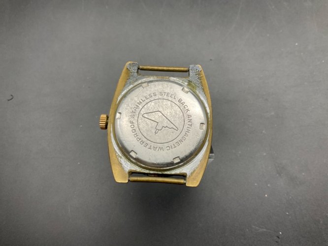 ANCIENNE MONTRE MÉCANIQUE AJAX plongée.