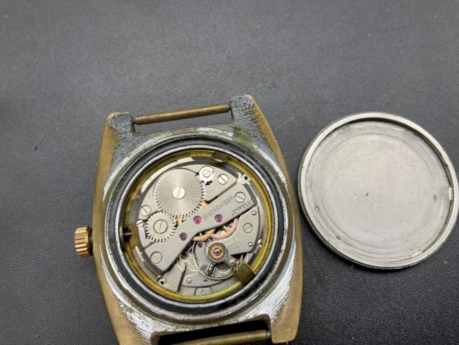 ANCIENNE MONTRE MÉCANIQUE AJAX plongée.