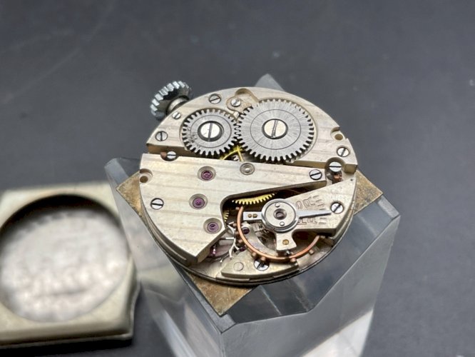 ANCIENNE MONTRE MÉCANIQUE ELVES ART DÉCO TANKS.