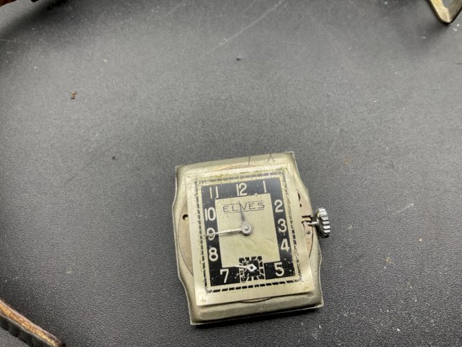 ANCIENNE MONTRE MÉCANIQUE ELVES ART DÉCO TANKS.