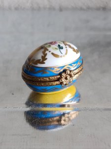 ancienne oeuf en porcelaine de limoges pour pillule ou bijoux peint main en bon etat