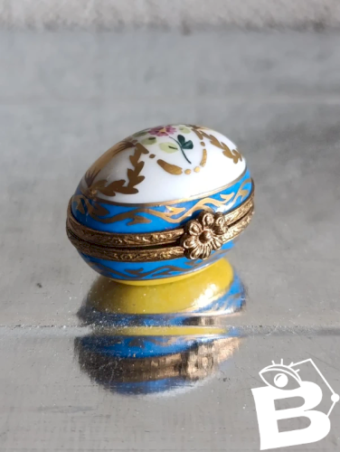 ancienne oeuf en porcelaine de limoges pour pillule ou bijoux peint main en bon etat