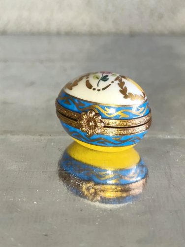 ancienne oeuf en porcelaine de limoges pour pillule ou bijoux peint main en bon etat