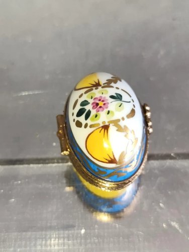 ancienne oeuf en porcelaine de limoges pour pillule ou bijoux peint main en bon etat