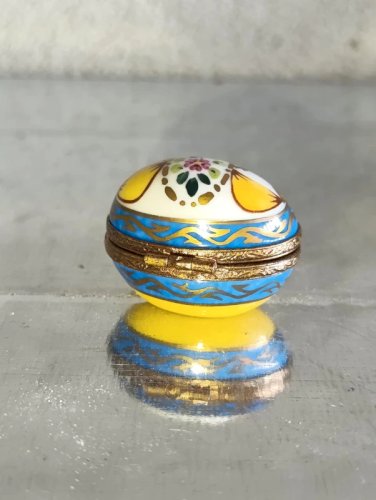 ancienne oeuf en porcelaine de limoges pour pillule ou bijoux peint main en bon etat