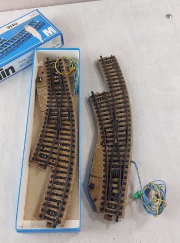 Ancienne paire d'aiguillages électromagnétiques enroulés, Märklin 5140, en HO