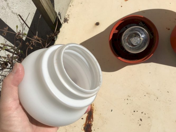 ancienne paire d’appliques globes années 70 verre et plastique vintage déco loft