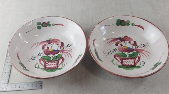 Old pair of deep plates, bird decoration, earthenware from the East / Islettes