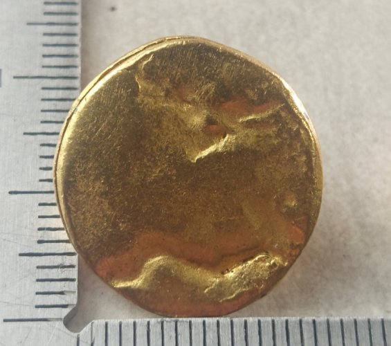 Ancienne paire de boucle doreille clip, en métal doré, Biche de Bère, vintage