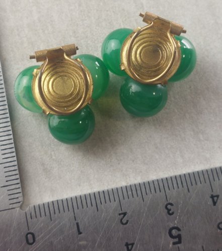 Ancienne paire de boucle doreille clip, pierres vertes, vintage