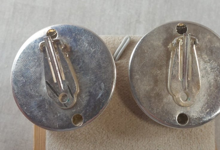 Ancienne paire de boucles doreilles clip, Agatha, en métal argenté, vintage