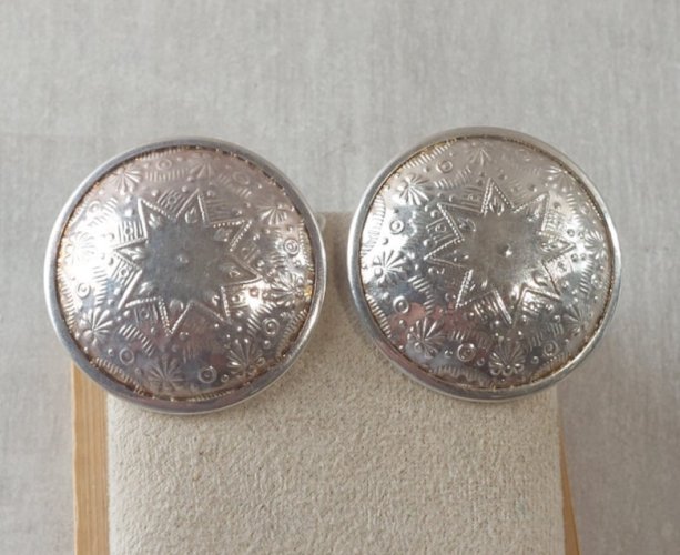 Ancienne paire de boucles doreilles clip, Agatha, en métal argenté, vintage
