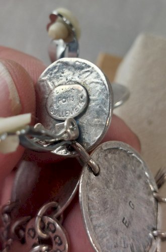 Ancienne paire de boucles doreilles clip, Guillemets, en métal argenté, vintage