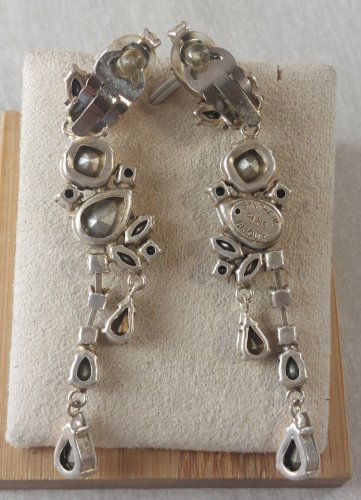 Ancienne paire de boucles doreilles clip, Synthetic Paris, vintage