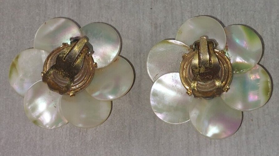  Ancienne paire de boucles d'oreilles clips, décor fleurs nacre, vintage