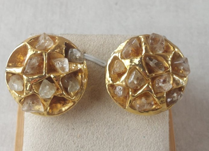 Ancienne paire de boucles d'oreilles clips, décor pierres, Paris ^