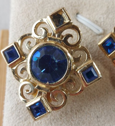 Ancienne paire de boucles d'oreilles clips, décor strass, Yves Saint Laurent