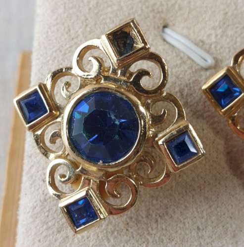 Ancienne paire de boucles d'oreilles clips, décor strass, Yves Saint Laurent