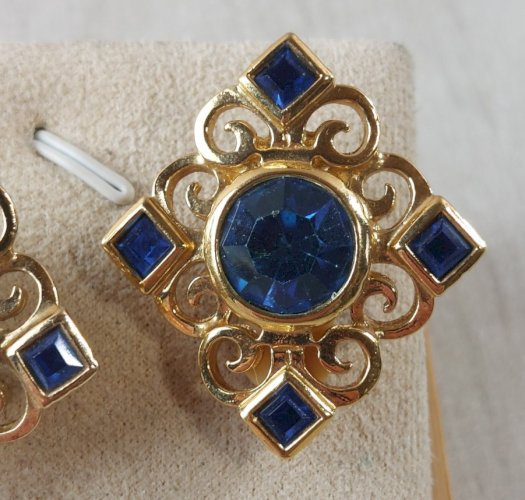 Ancienne paire de boucles d'oreilles clips, décor strass, Yves Saint Laurent