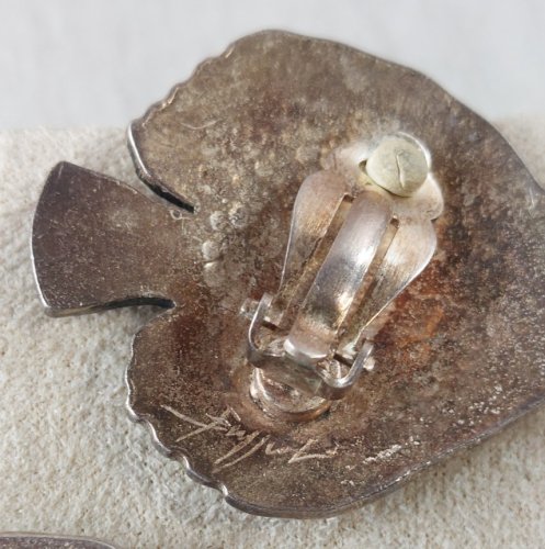 Ancienne paire de boucles d'oreilles clips, en métal argenté, poissons