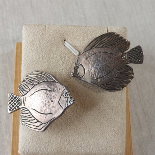 Ancienne paire de boucles d'oreilles clips, en métal argenté, poissons